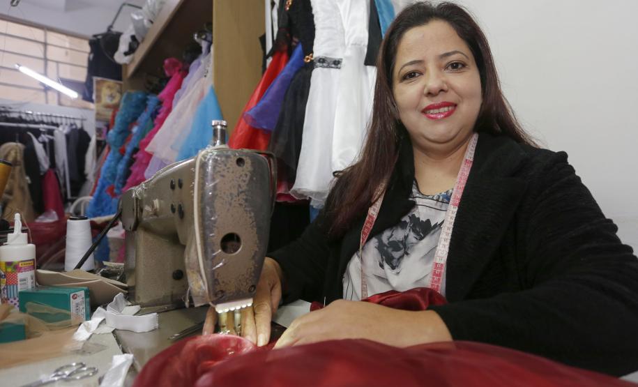 Eliane Cristina Beffa, com sua loja de locação de roupas em Apucarana.