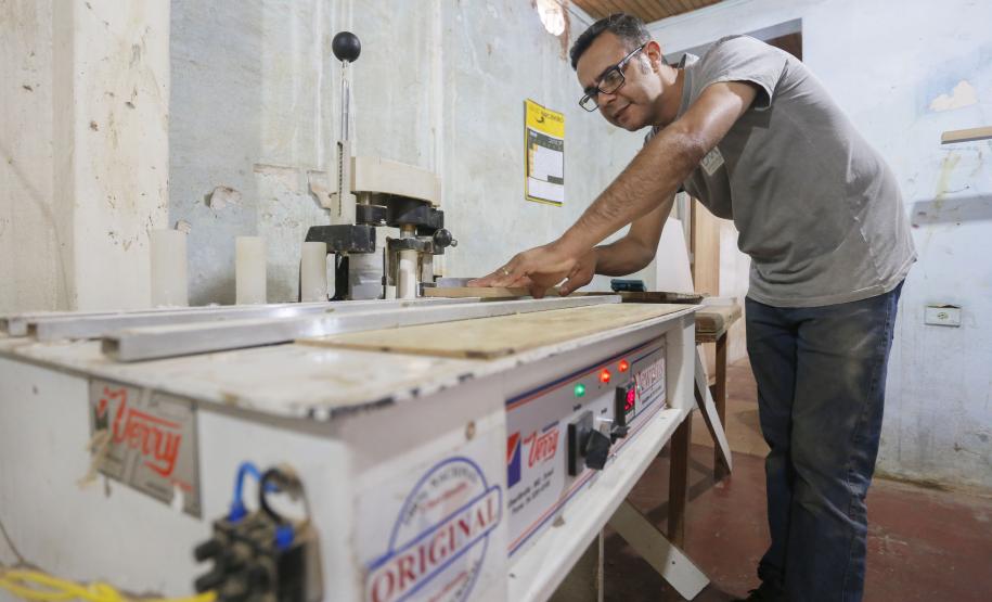 Luis Antonio de Moraes, marceneiro de Apucarana, com os novos equipamentos.