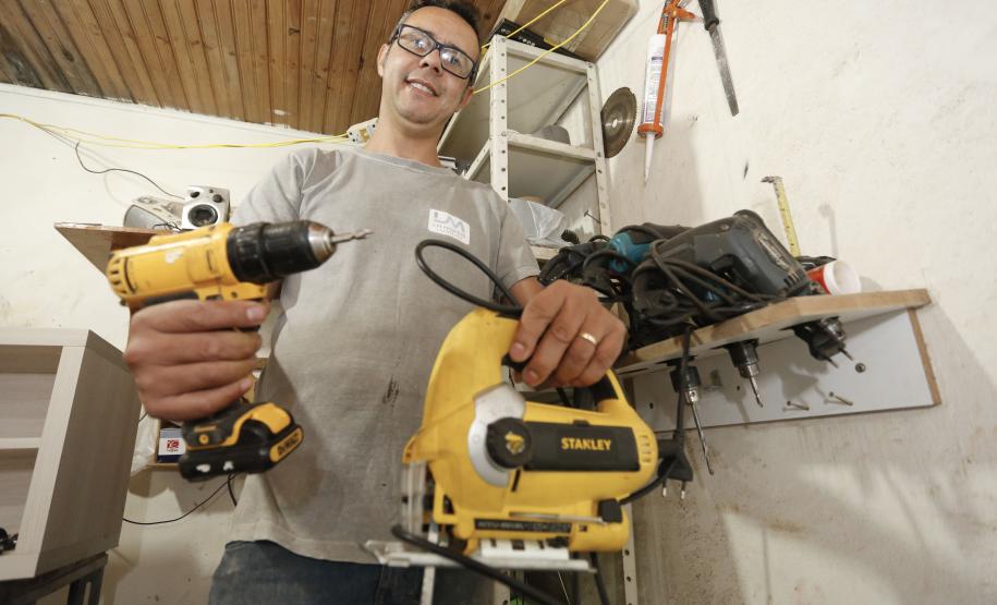 Luis Antonio de Moraes, marceneiro de Apucarana, com os novos equipamentos.