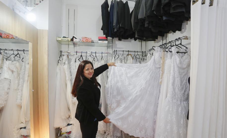 Eliane Cristina Beffa, com sua loja de locação de roupas em Apucarana.