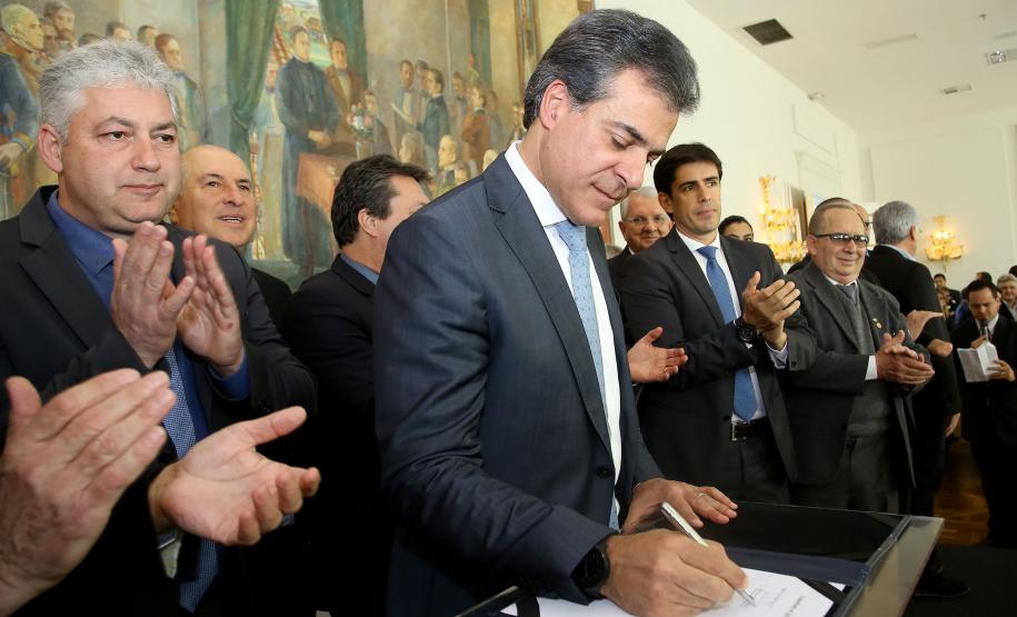 O governador Beto Richa assinou nesta terça-feira (08), no Palácio Iguaçu, convênios com 53 municípios no valor de R$ 9 milhões. Ele também autorizou a licitação para obras em 13 municípios, investimento de R$ 9,9 milhões. Curitiba,08/08/2017 Foto:Jaelson Lucas / ANPr