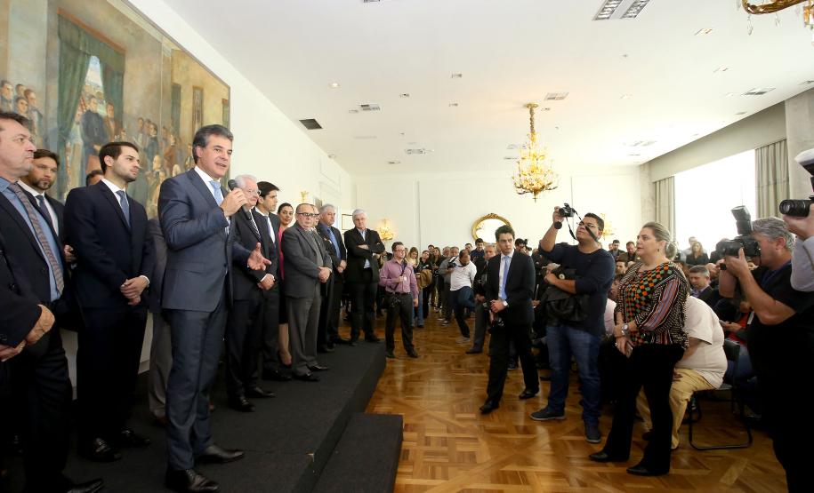 O governador Beto Richa assinou nesta terça-feira (08), no Palácio Iguaçu, convênios com 53 municípios no valor de R$ 9 milhões. Ele também autorizou a licitação para obras em 13 municípios, investimento de R$ 9,9 milhões. Curitiba,08/08/2017 Foto:Jaelson Lucas / ANPr