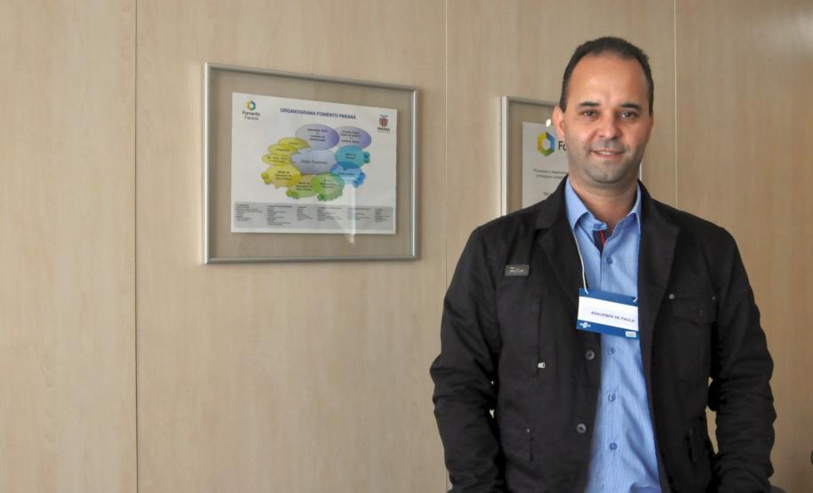 Fomento Paraná conclui capacitação de correspondentes Grupo que participou do treinamento representa 16 associações comerciais, industriais e empresariais que atuam em todas as regiões do estado. Na imagem, Adaueber Rodrigues, da Associação Comercial e Empresarial de Ibiporã.