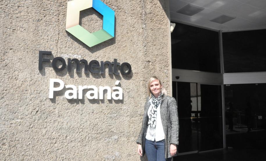 Fomento Paraná conclui capacitação de correspondentes Grupo que participou do treinamento representa 16 associações comerciais, industriais e empresariais que atuam em todas as regiões do estado. Na imagem, Ana Nardi, da Associação Comercial e Industrial de Toledo.