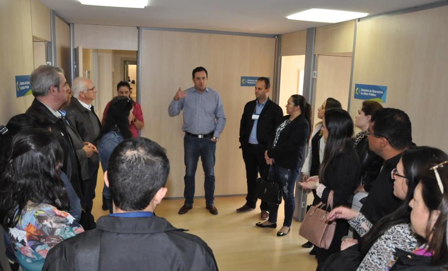 Fomento Paraná conclui capacitação de correspondentes Grupo que participou do treinamento representa 16 associações comerciais, industriais e empresariais que atuam em todas as regiões do estado. Na imagem, o diretor presidente interino da Fomento Paraná, Samuel Suss, conversa com o grupo de correspondentes que participou da capacitação.