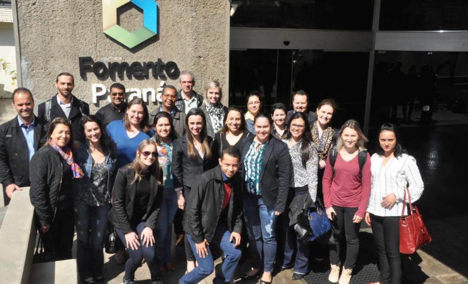 Fomento Paraná conclui capacitação de correspondentes Grupo que participou do treinamento representa 16 associações comerciais, industriais e empresariais que atuam em todas as regiões do estado.