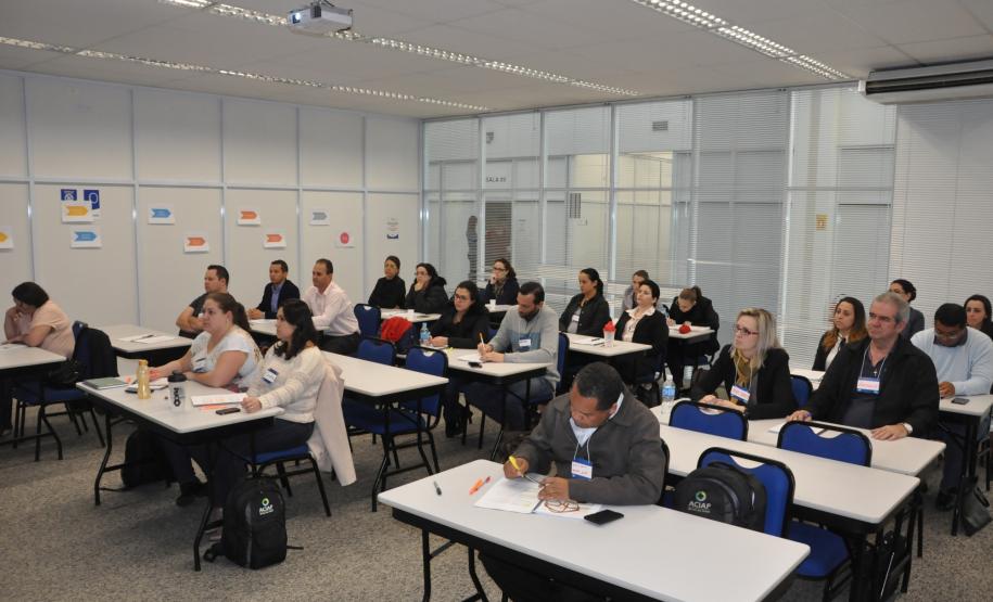 Fomento Paraná conclui capacitação de correspondentes Grupo que participou do treinamento representa 16 associações comerciais, industriais e empresariais que atuam em todas as regiões do estado.