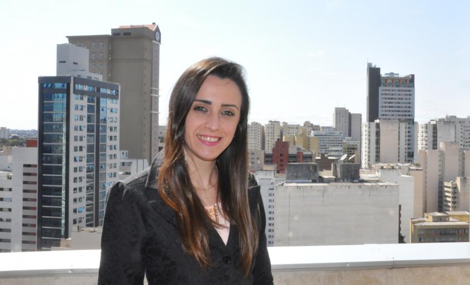 Fomento Paraná conclui capacitação de correspondentes Grupo que participou do treinamento representa 16 associações comerciais, industriais e empresariais que atuam em todas as regiões do estado. Na imagem, Eliane Danescke, da ACICLA.