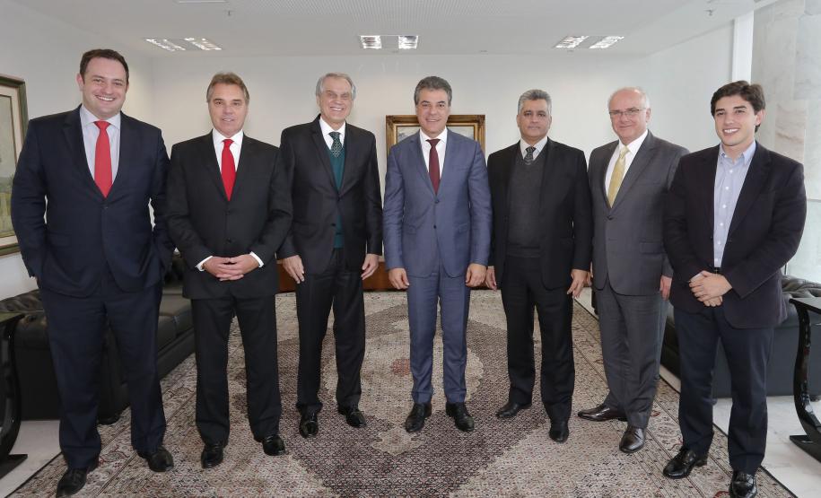 Governador recebe nova diretoria da Fomento Paraná O governador Beto Richa recebeu nesta terça-feira (22), no Palácio Iguaçu, a nova diretoria executiva da Fomento Paraná, instituição financeira de desenvolvimento do Governo do Estado. O novo diretor-presidente, o advogado Vilson Ribeiro de Andrade, apresentou a linha de trabalho e reafirmou o compromisso da Fomento Paraná com o desenvolvimento do Estado. A nova diretoria foi escolhida pelo Conselho de Administração e homologada pelo Banco Central.