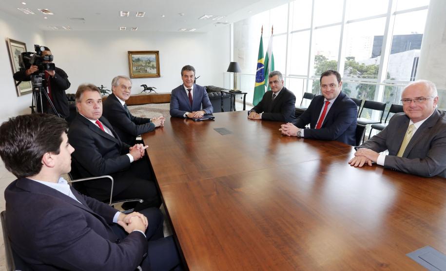 Governador recebe nova diretoria da Fomento Paraná O presidente da instituição, Vilson Ribeiro de Andrade, e diretores executivos apresentaram as linhas de trabalho. Será dado prosseguimento às políticas de apoio aos municípios e às micro, pequenas e médias empresas.