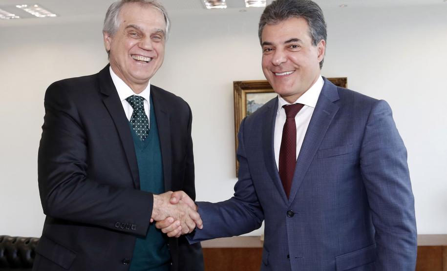 Governador recebe nova diretoria da Fomento Paraná O presidente da instituição, Vilson Ribeiro de Andrade, e diretores executivos apresentaram as linhas de trabalho. Será dado prosseguimento às políticas de apoio aos municípios e às micro, pequenas e médias empresas.