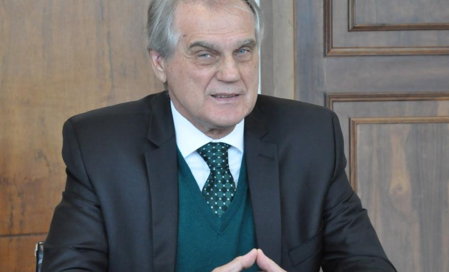 Governador recebe nova diretoria da Fomento Paraná O presidente da instituição, Vilson Ribeiro de Andrade, e diretores executivos apresentaram as linhas de trabalho. Será dado prosseguimento às políticas de apoio aos municípios e às micro, pequenas e médias empresas.