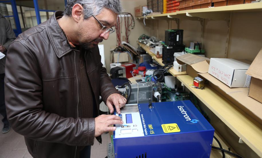 O apoio da Fomento Paraná foi fundamental para uma pequena empresa paranaense conseguir entrar em um mercado muito restrito no segmento industrial. A Isotron, que fabrica máquinas e equipamentos para solda em Almirante Tamandaré, na Região Metropolitana de Curitiba, agora compete com fabricantes da Itália, Alemanha e Japão no mercado de inversores de solda.