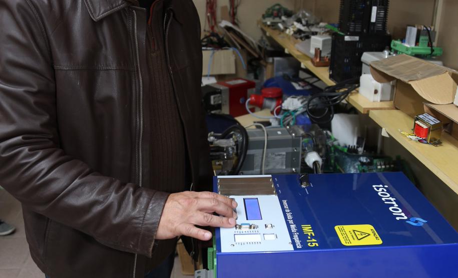 O apoio da Fomento Paraná foi fundamental para uma pequena empresa paranaense conseguir entrar em um mercado muito restrito no segmento industrial. A Isotron, que fabrica máquinas e equipamentos para solda em Almirante Tamandaré, na Região Metropolitana de Curitiba, agora compete com fabricantes da Itália, Alemanha e Japão no mercado de inversores de solda.