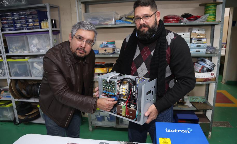 O apoio da Fomento Paraná foi fundamental para uma pequena empresa paranaense conseguir entrar em um mercado muito restrito no segmento industrial. A Isotron, que fabrica máquinas e equipamentos para solda em Almirante Tamandaré, na Região Metropolitana de Curitiba, agora compete com fabricantes da Itália, Alemanha e Japão no mercado de inversores de solda.