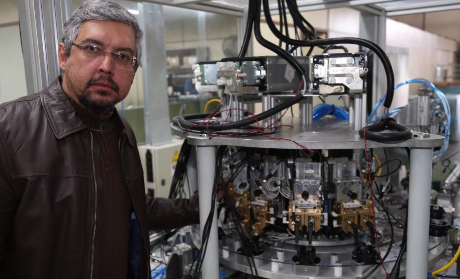 O apoio da Fomento Paraná foi fundamental para uma pequena empresa paranaense conseguir entrar em um mercado muito restrito no segmento industrial. A Isotron, que fabrica máquinas e equipamentos para solda em Almirante Tamandaré, na Região Metropolitana de Curitiba, agora compete com fabricantes da Itália, Alemanha e Japão no mercado de inversores de solda.