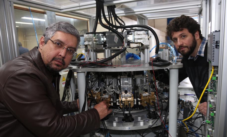 O apoio da Fomento Paraná foi fundamental para uma pequena empresa paranaense conseguir entrar em um mercado muito restrito no segmento industrial. A Isotron, que fabrica máquinas e equipamentos para solda em Almirante Tamandaré, na Região Metropolitana de Curitiba, agora compete com fabricantes da Itália, Alemanha e Japão no mercado de inversores de solda.