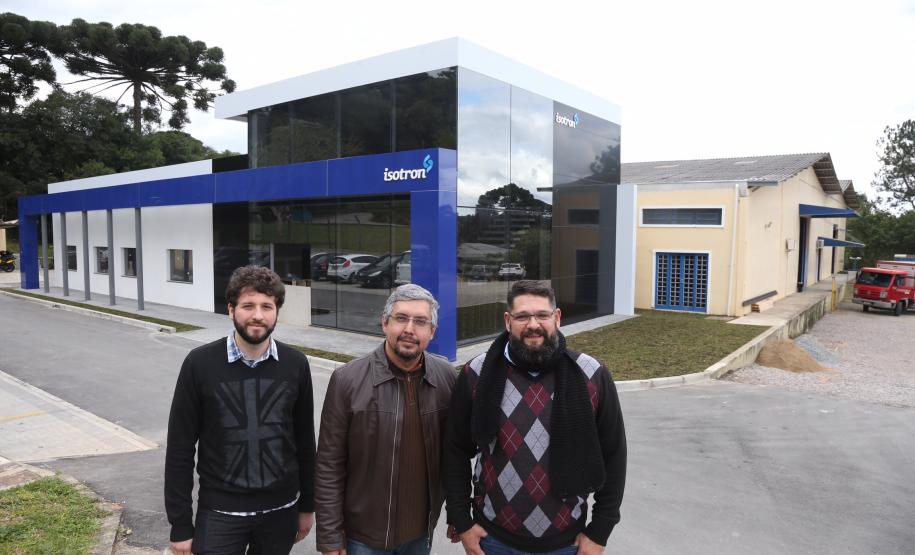 O apoio da Fomento Paraná foi fundamental para uma pequena empresa paranaense conseguir entrar em um mercado muito restrito no segmento industrial. A Isotron, que fabrica máquinas e equipamentos para solda em Almirante Tamandaré, na Região Metropolitana de Curitiba, agora compete com fabricantes da Itália, Alemanha e Japão no mercado de inversores de solda.