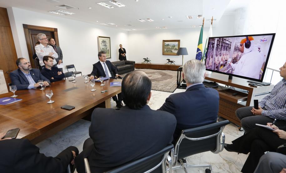 O governador Beto Richa assistiu a apresentação do projeto de construção de abatedouro e fábrica de ração para frangos de corte, Jaguafrangos, em Ivaiporã. Presentes: Secretários: de Agricultura, Norberto Ortigara, de Assuntos Estratégicos, Edgar Bueno, de Justiça, Trabalho e Direitos Humanos, Artagão Jr; o prefeito de Ivaiporã, Miguel Roberto do Amaral, o ex- prefeito, Carlos Gil, o deputado Alexandre Curi. Curitiba, 06-09-17.