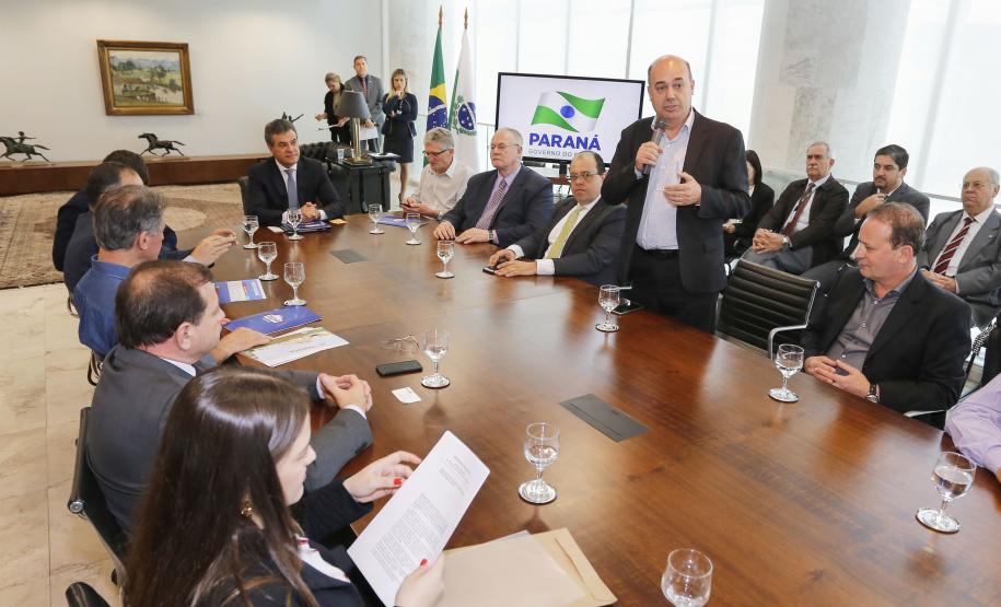 O governador Beto Richa assistiu a apresentação do projeto de construção de abatedouro e fábrica de ração para frangos de corte, Jaguafrangos, em Ivaiporã. Presentes: Secretários: de Agricultura, Norberto Ortigara, de Assuntos Estratégicos, Edgar Bueno, de Justiça, Trabalho e Direitos Humanos, Artagão Jr; o prefeito de Ivaiporã, Miguel Roberto do Amaral, o ex- prefeito, Carlos Gil, o deputado Alexandre Curi. Curitiba, 06-09-17.