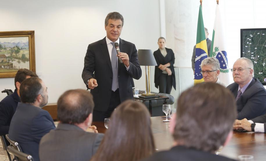 O governador Beto Richa assistiu a apresentação do projeto de construção de abatedouro e fábrica de ração para frangos de corte, Jaguafrangos, em Ivaiporã. Presentes: Secretários: de Agricultura, Norberto Ortigara, de Assuntos Estratégicos, Edgar Bueno, de Justiça, Trabalho e Direitos Humanos, Artagão Jr; o prefeito de Ivaiporã, Miguel Roberto do Amaral, o ex- prefeito, Carlos Gil, o deputado Alexandre Curi. Curitiba, 06-09-17.