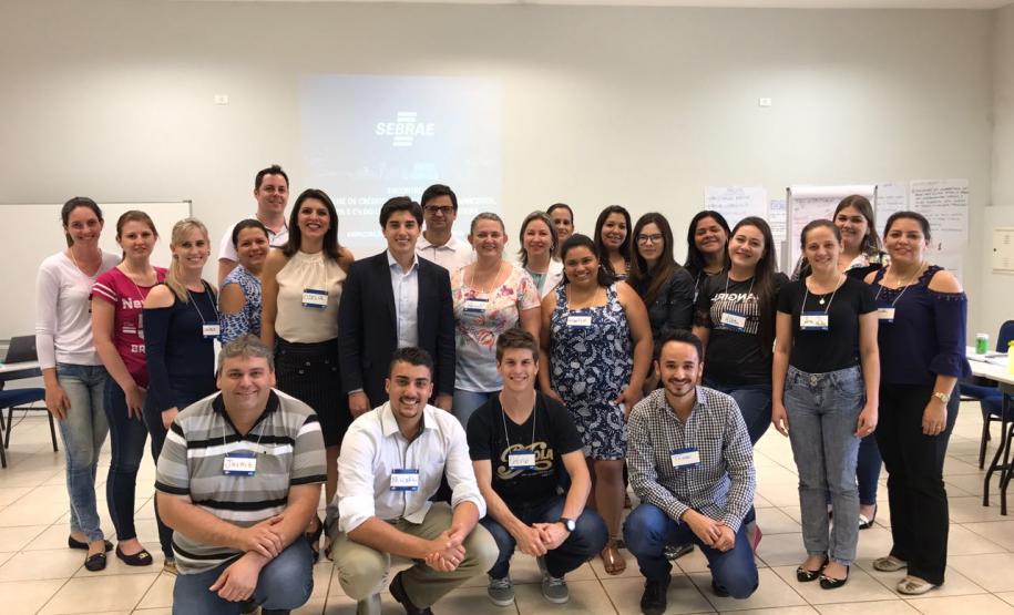 Mais um grupo de 26 pessoas está sendo capacitada no Curso de Formação de Agentes de Crédito da Fomento Paraná, que está sendo realizado nas instalação do Sebrae de Cascavel, no Oeste do Estado. Esta é a 9ª turma do curso que acontece no município e vai capacitar agentes para atender em várias cidades da região.
