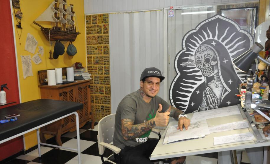 O tatuador Luiz Castelli pegou crédito da Fomento Paraná para reformar o estúdio e adequá-lo às normas de acessibilidade e da Vigilância Sanitária.