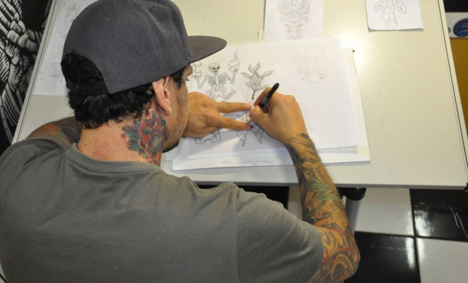 O tatuador Luiz Castelli pegou crédito da Fomento Paraná para reformar o estúdio e adequá-lo às normas de acessibilidade e da Vigilância Sanitária.