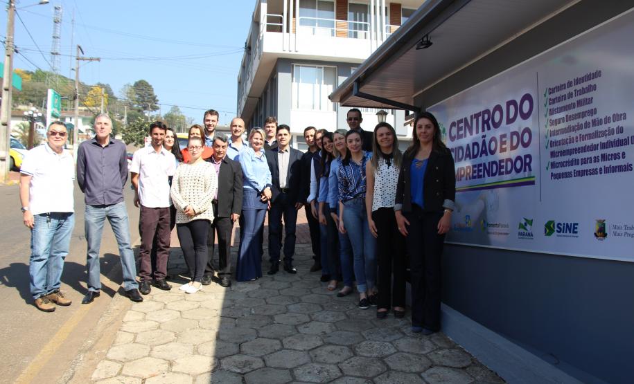 Bituruna abre Centro do Cidadão e do Empreendedor, que reúne diversos serviços voltados ao desenvolvimento A Prefeitura de Bituruna inaugurou o Centro do Cidadão e do Empreendedor. O novo espaço reúne diversos serviços oferecidos pela Agência do Trabalhador, Sala do Empreendedor e Secretaria de Indústria e Comércio para facilitar o atendimento do cidadão.