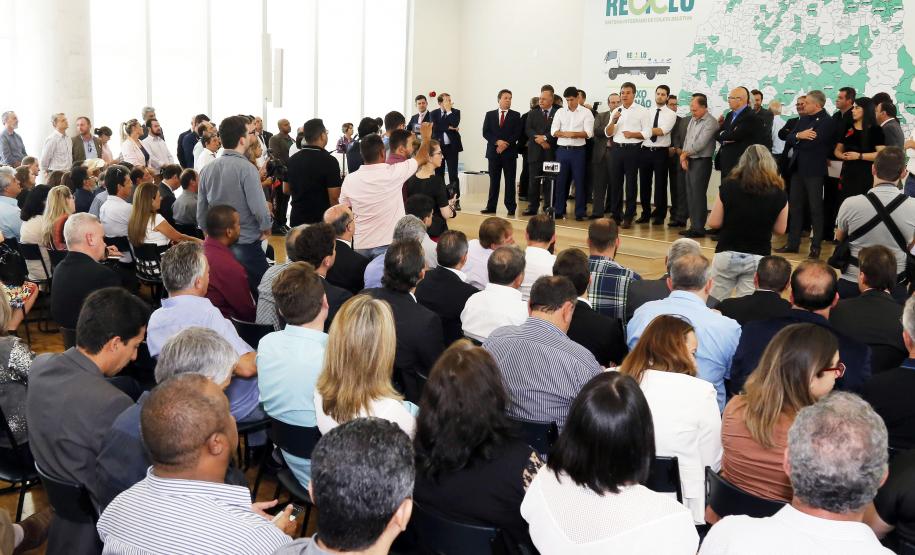 O governador Beto Richa assinou, nesta terça-feira (19) convênios com 173 municípios para investirem em coleta seletiva de lixo, melhoria na infraestrutura urbana, material e espaço para a prática de esporte e equipamentos para melhoria de estradas rurais. Os convênios somam R$ 38,8 milhões. Curitiba, 19-09-17.Foto: Arnaldo Alves / ANPr.