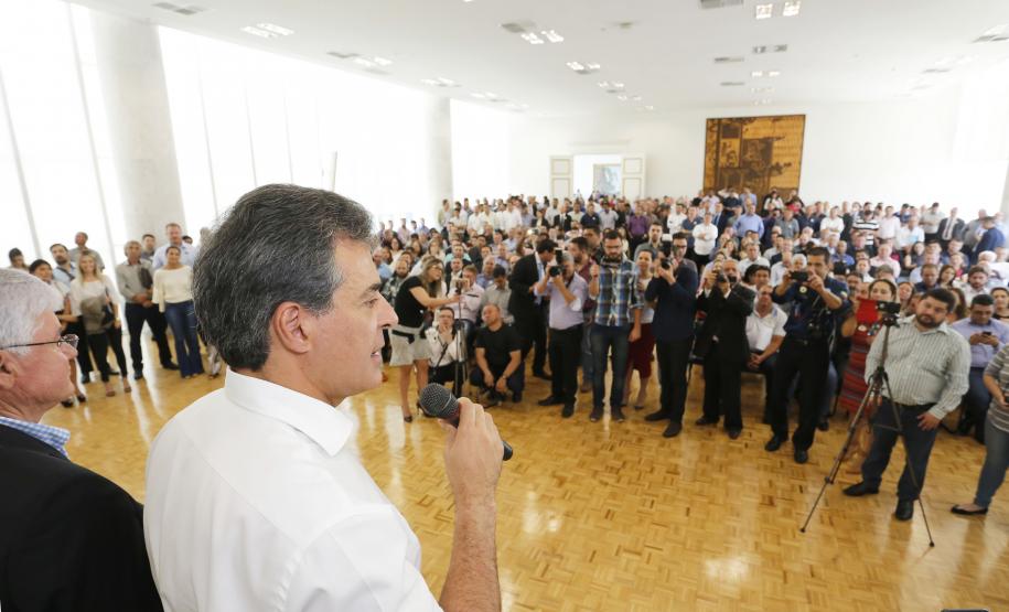 O governador Beto Richa assinou, nesta terça-feira (19) convênios com 173 municípios para investirem em coleta seletiva de lixo, melhoria na infraestrutura urbana, material e espaço para a prática de esporte e equipamentos para melhoria de estradas rurais. Os convênios somam R$ 38,8 milhões. Curitiba, 19-09-17.Foto: Arnaldo Alves / ANPr.