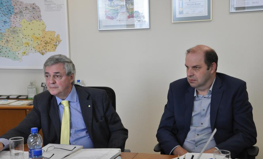 Banco Central aprova novos conselheiros da Fomento Paraná O Banco Central do Brasil informou nesta segunda-feira, 25, que foram aprovados os nomes dos novos membros do Conselho de Administração (CAD) e do Conselho Fiscal da Fomento Paraná. Eles terão mandato até a assembleia Geral Ordinária de 2019. Os novos conselheiros foram empossados nesta terça-feira, 26, na primeira reunião do novo CAD.
Na imagem os conselheiros Rubens Portugal Bacellar e Sérgio Wippel.