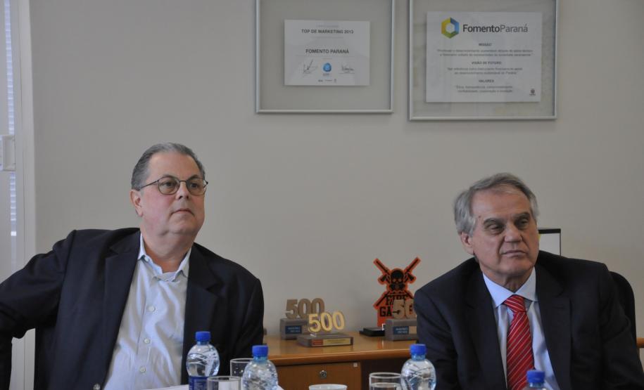 Banco Central aprova novos conselheiros da Fomento Paraná O Banco Central do Brasil informou nesta segunda-feira, 25, que foram aprovados os nomes dos novos membros do Conselho de Administração (CAD) e do Conselho Fiscal da Fomento Paraná. Eles terão mandato até a assembleia Geral Ordinária de 2019. Os novos conselheiros foram empossados nesta terça-feira, 26, na primeira reunião do novo CAD.
Na imagem, o novo presidente do CAD, Fernando Xavier Ferreira, e o conselheiro e presidente da Fomento Paraná Vilson Ribeiro de Andrade.