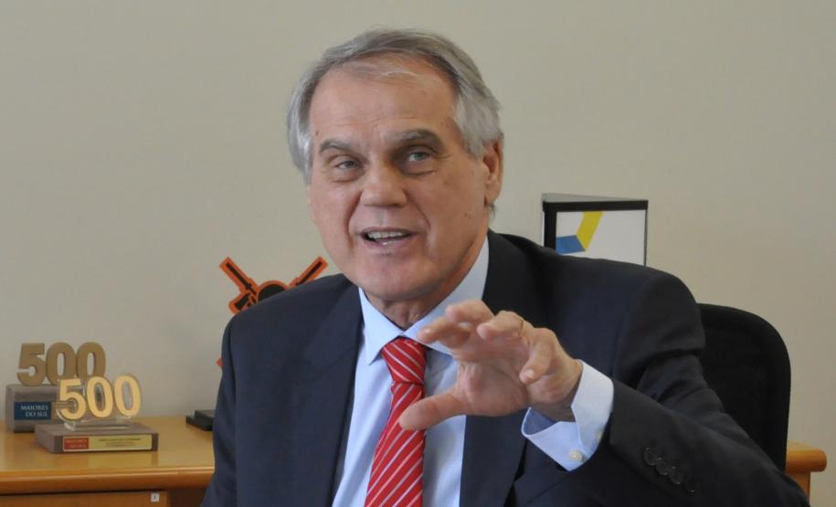 Banco Central aprova novos conselheiros da Fomento Paraná O Banco Central do Brasil informou nesta segunda-feira, 25, que foram aprovados os nomes dos novos membros do Conselho de Administração (CAD) e do Conselho Fiscal da Fomento Paraná. Eles terão mandato até a assembleia Geral Ordinária de 2019. Os novos conselheiros foram empossados nesta terça-feira, 26, na primeira reunião do novo CAD.
Na imagem, o presidente da Fomento Paraná e integrante do CAD Vilson Ribeiro de Andrade.