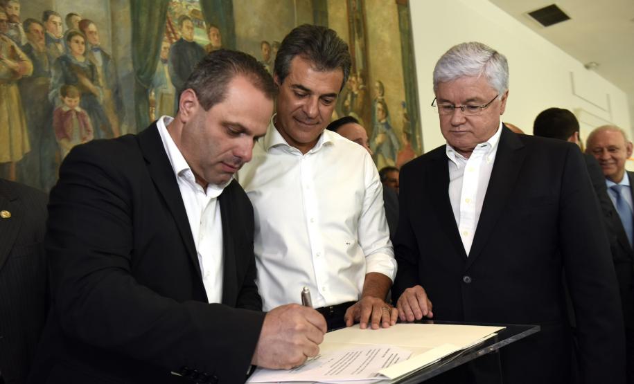 Governador Beto Richa, acompanhado da secretária da Família e Desenvolvimento Social, Fernanda Richa, o secretário chefe da Casa Civil, deputado Valdir Rossoni, e demais autoridades, recebem prefeitos no salão de atos do Palácio Iguaçu, para assinatura de contratos de financiamento e repasse de recursos.
