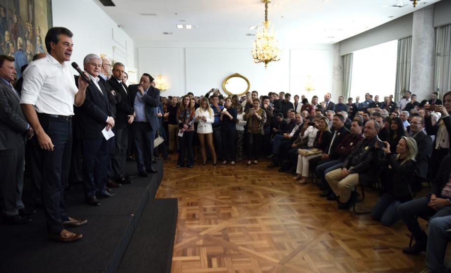 Governador Beto Richa, acompanhado da secretária da Família e Desenvolvimento Social, Fernanda Richa, o secretário chefe da Casa Civil, deputado Valdir Rossoni, e demais autoridades, recebem prefeitos no salão de atos do Palácio Iguaçu, para assinatura de contratos de financiamento e repasse de recursos.