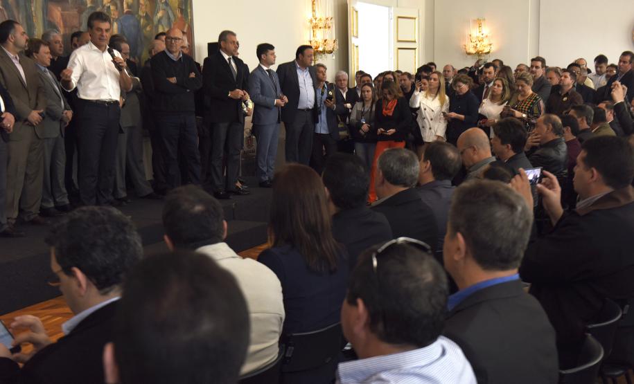 Governador Beto Richa, acompanhado da secretária da Família e Desenvolvimento Social, Fernanda Richa, o secretário chefe da Casa Civil, deputado Valdir Rossoni, e demais autoridades, recebem prefeitos no salão de atos do Palácio Iguaçu, para assinatura de contratos de financiamento e repasse de recursos.