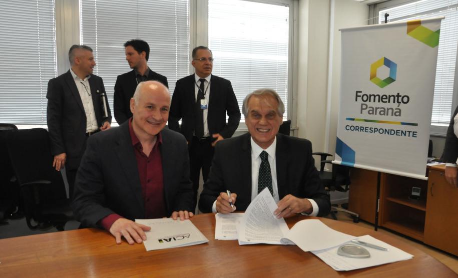 Fomento Paraná dá início a operações com Correspondentes em associações comerciais. Na imagem, assinatura do convênio com a ACIAI.