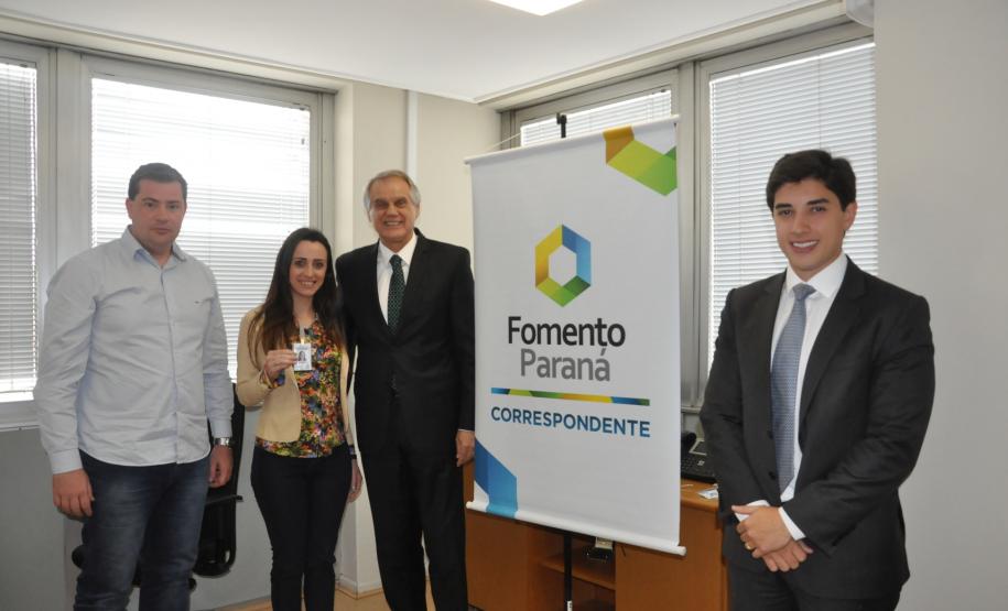 Fomento Paraná dá início a operações com Correspondentes em associações comerciais. Na imagem, assinatura do convênio com a Acicla.