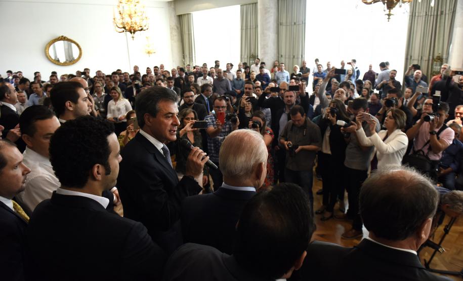 Mais 145 municípios paranaenses vão investir R$ 62 milhões em obras e melhorias, em diversas áreas. Os recursos são do Governo do Estado e foram confirmados pelo governador Beto Richa durante encontro com prefeitos, nesta quarta-feira (18), no Palácio Iguaçu, em Curitiba. Sete municípios assinaram novos contratos de financiamento com a Fomento Paraná no valor total de R$ 32 milhões.