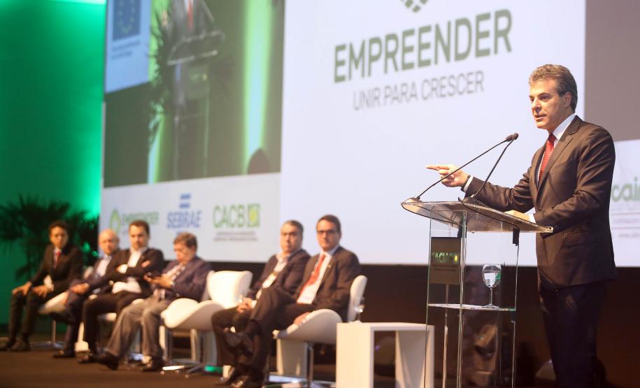 Evento está sendo realizado em Foz do Iguaçu (18 a 20 de outubro) e é organizado pela Federação das Associações Comerciais e Empresariais do Paraná (FACIAP) e pela Confederação das Associações Comerciais e Empresariais do Brasil (CACB). O governador Beto Richa participou da abertura, nesta quarta, 18.