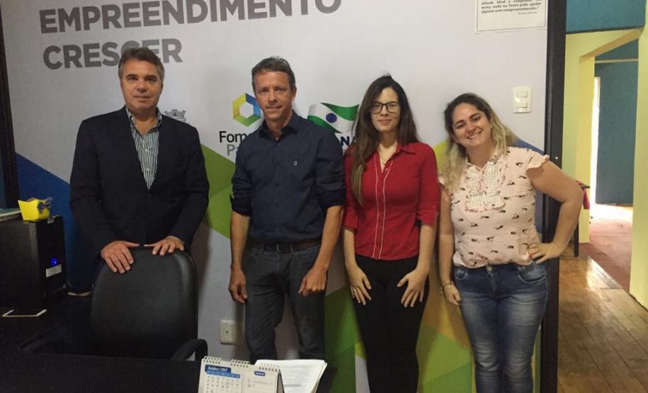 O diretor Luiz Malucelli Neto aproveitou para visitar o agente de crédito Volnei Lampert, no Banco do Empreendedor de Foz do Iguaçu, uma parceria entre a Fomento Paraná e a prefeitura municipal, que agora está funcionando em novas instalações.