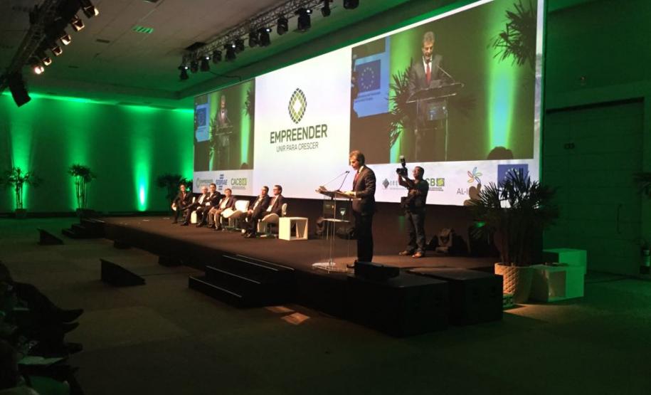 Evento está sendo realizado em Foz do Iguaçu (18 a 20 de outubro) e é organizado pela Federação das Associações Comerciais e Empresariais do Paraná (FACIAP) e pela Confederação das Associações Comerciais e Empresariais do Brasil (CACB). O governador Beto Richa participou da abertura, nesta quarta, 18.