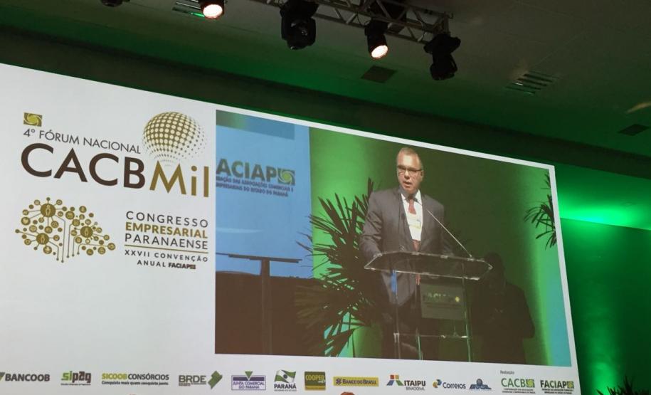 Evento está sendo realizado em Foz do Iguaçu (18 a 20 de outubro) e é organizado pela Federação das Associações Comerciais e Empresariais do Paraná (FACIAP) e pela Confederação das Associações Comerciais e Empresariais do Brasil (CACB). O diretor de Mercado da Fomento Paraná, Luiz Malucelli Neto, participou de um painel de debates no evento, nesta quinta, 19.