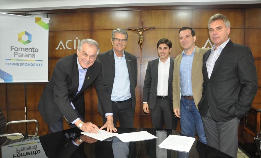 Instituição financeira do Governo do Estado assinou contratos com as associações comerciais de Londrina, Maringá e Ibiporã. Parceria facilita a contratação de financiamentos de R$ 20 mil a R$ 1,5 milhão para micro e pequenas empresas na região.