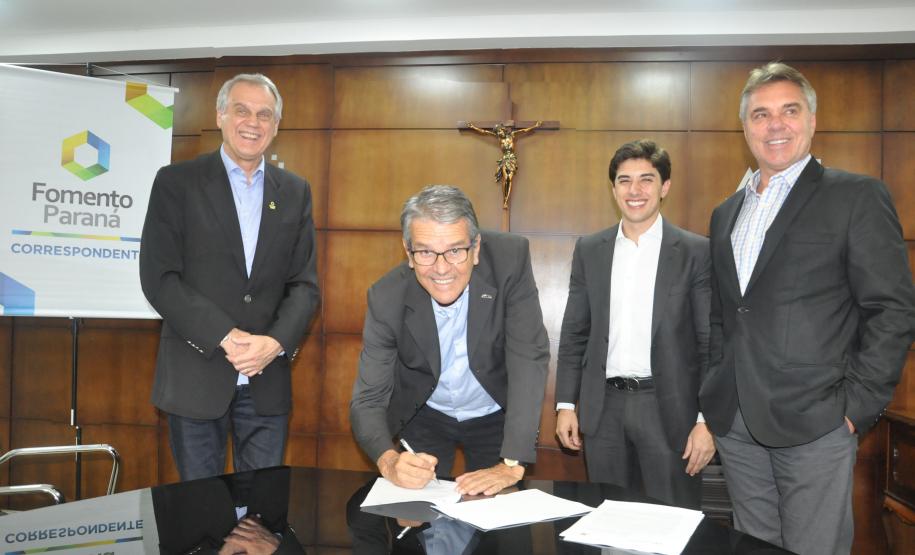 Instituição financeira do Governo do Estado assinou contratos com as associações comerciais de Londrina, Maringá e Ibiporã. Parceria facilita a contratação de financiamentos de R$ 20 mil a R$ 1,5 milhão para micro e pequenas empresas na região.