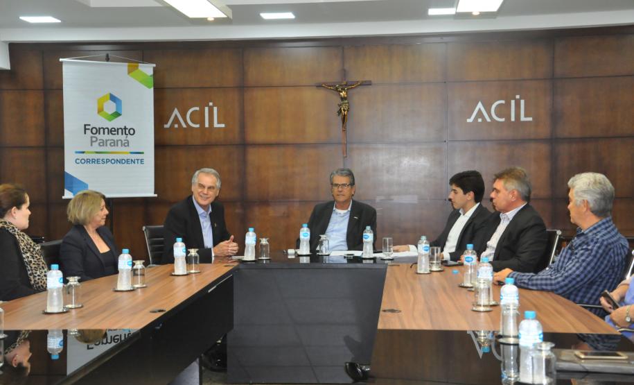 Instituição financeira do Governo do Estado assinou contratos com as associações comerciais de Londrina, Maringá e Ibiporã. Parceria facilita a contratação de financiamentos de R$ 20 mil a R$ 1,5 milhão para micro e pequenas empresas na região.