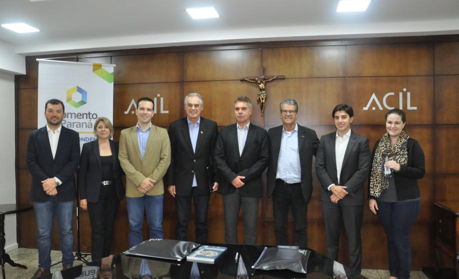 Instituição financeira do Governo do Estado assinou contratos com as associações comerciais de Londrina, Maringá e Ibiporã. Parceria facilita a contratação de financiamentos de R$ 20 mil a R$ 1,5 milhão para micro e pequenas empresas na região.