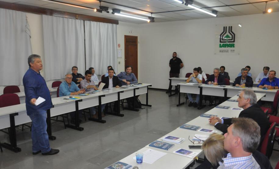 Instituição financeira do Governo do Estado assinou contratos com as associações comerciais de Londrina, Maringá e Ibiporã. Parceria facilita a contratação de financiamentos de R$ 20 mil a R$ 1,5 milhão para micro e pequenas empresas na região.