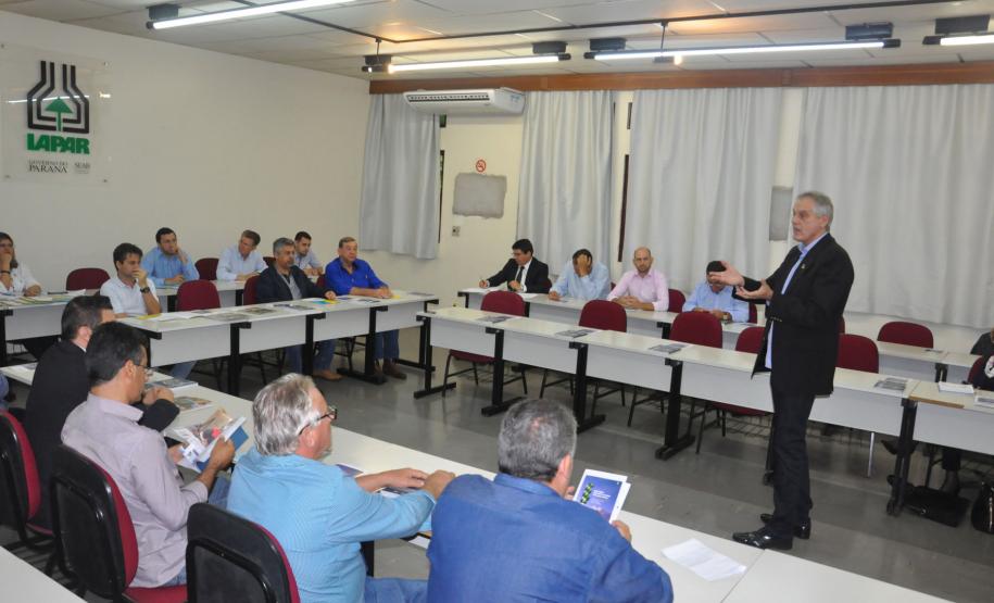 Instituição financeira do Governo do Estado assinou contratos com as associações comerciais de Londrina, Maringá e Ibiporã. Parceria facilita a contratação de financiamentos de R$ 20 mil a R$ 1,5 milhão para micro e pequenas empresas na região.